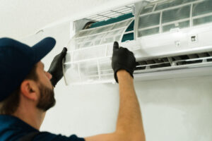Technicien d'entretien d'une unité d'air conditionné