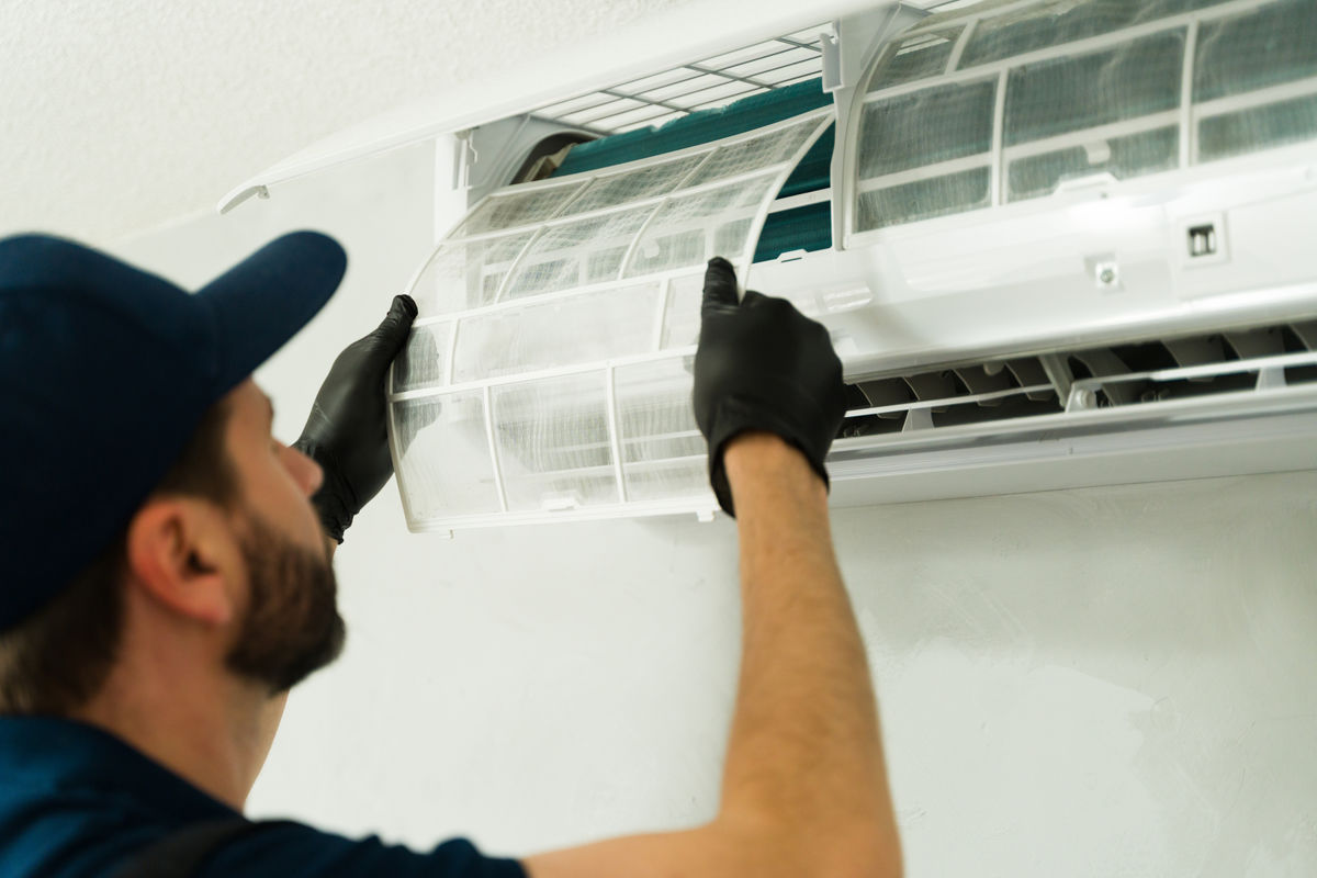 Technicien d'entretien d'une unité d'air conditionné